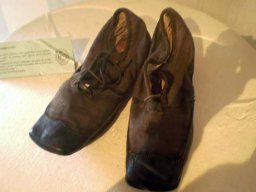 Particolare delle scarpe di Padre Luigi