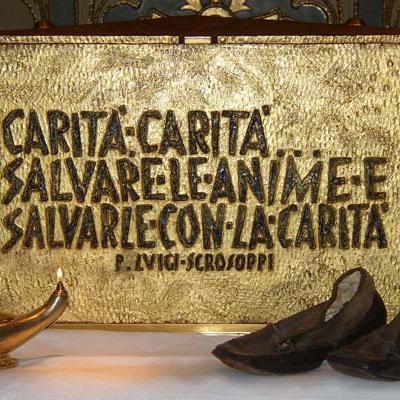 Particolare dell'urna con le parole del testamento spirituale di san Luigi: 