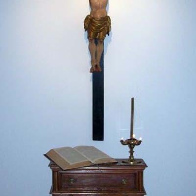 Crocifisso davanti al quale Padre Luigi sostava lungamente in preghiera. Chi visita la Casa madre di Udine può mettersi in preghiera davanti alla immagine di Gesù che ci ha amati fino alla morte in croce.
