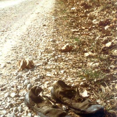 Foto delle scarpe indossate da Padre Luigi, testimoni mute dei suoi viaggi per il Friuli in cerca della carità per le bambine 